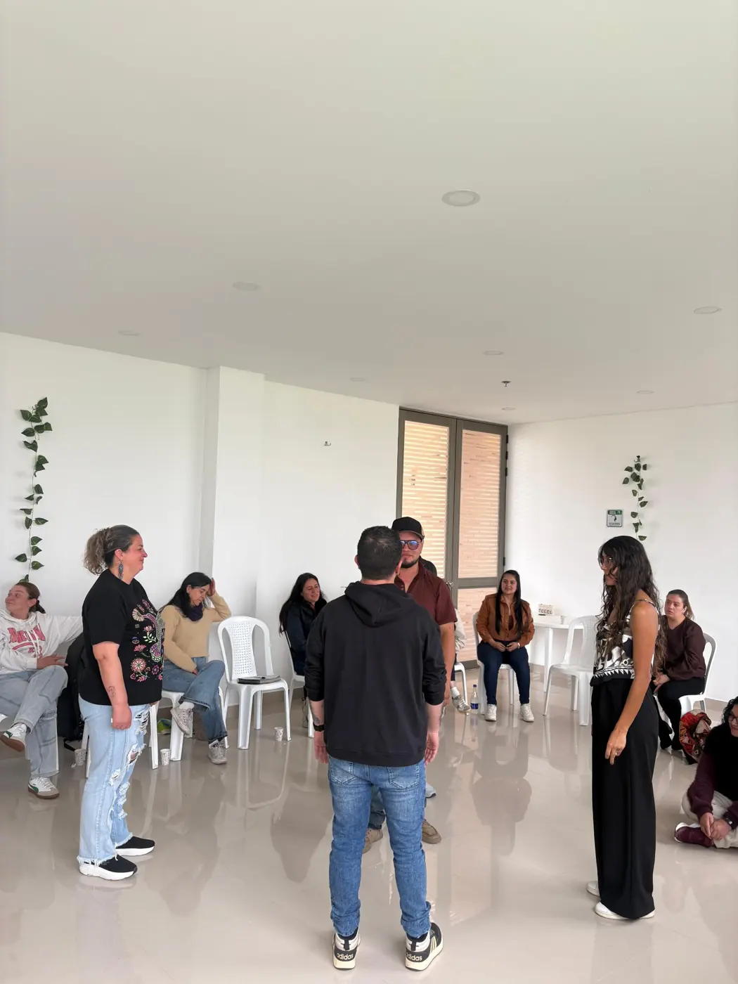 Nikole Forero guiando una constelación familiar grupal