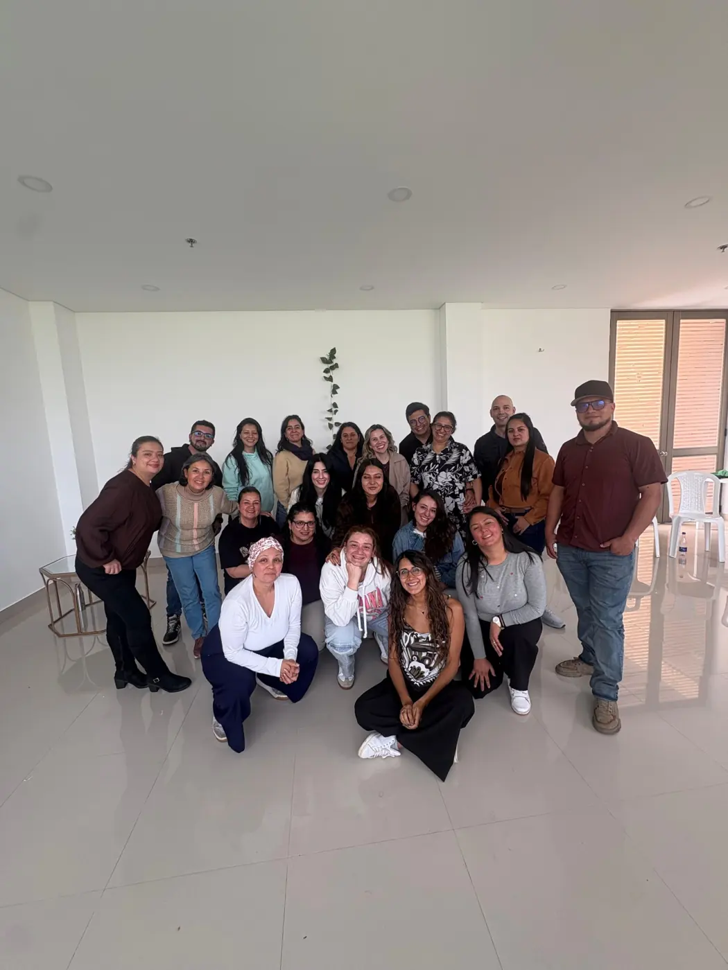 Grupo de participantes de un encuentro de constelaciones con Nikole Forero
